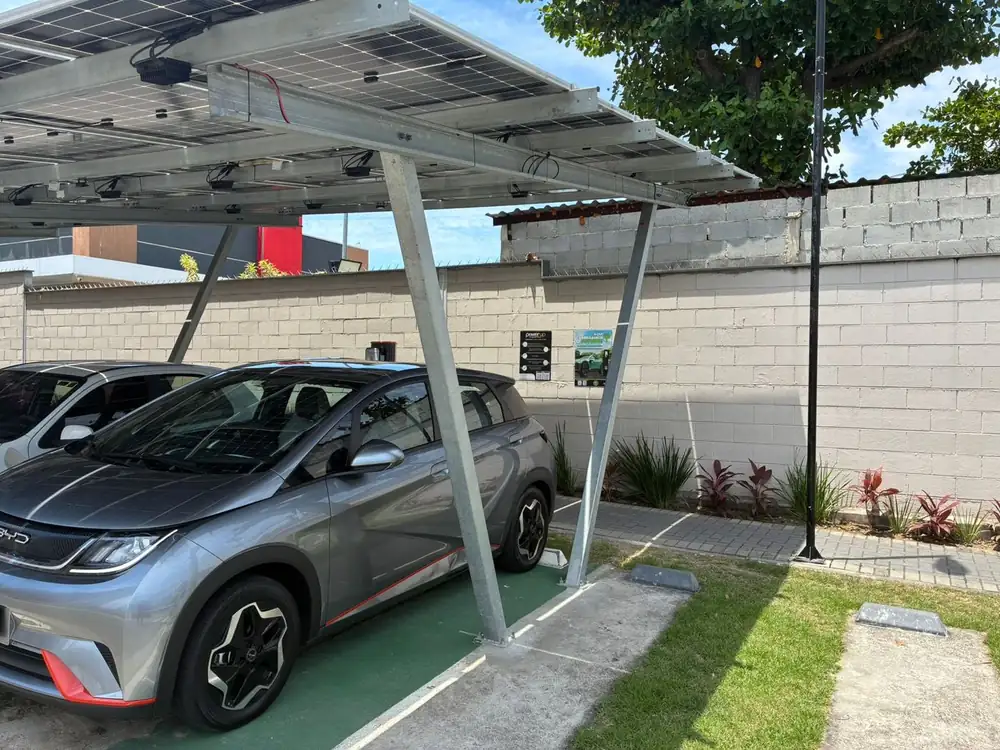 Carro elétrico BYD carregando sob cobertura solar PowerUp