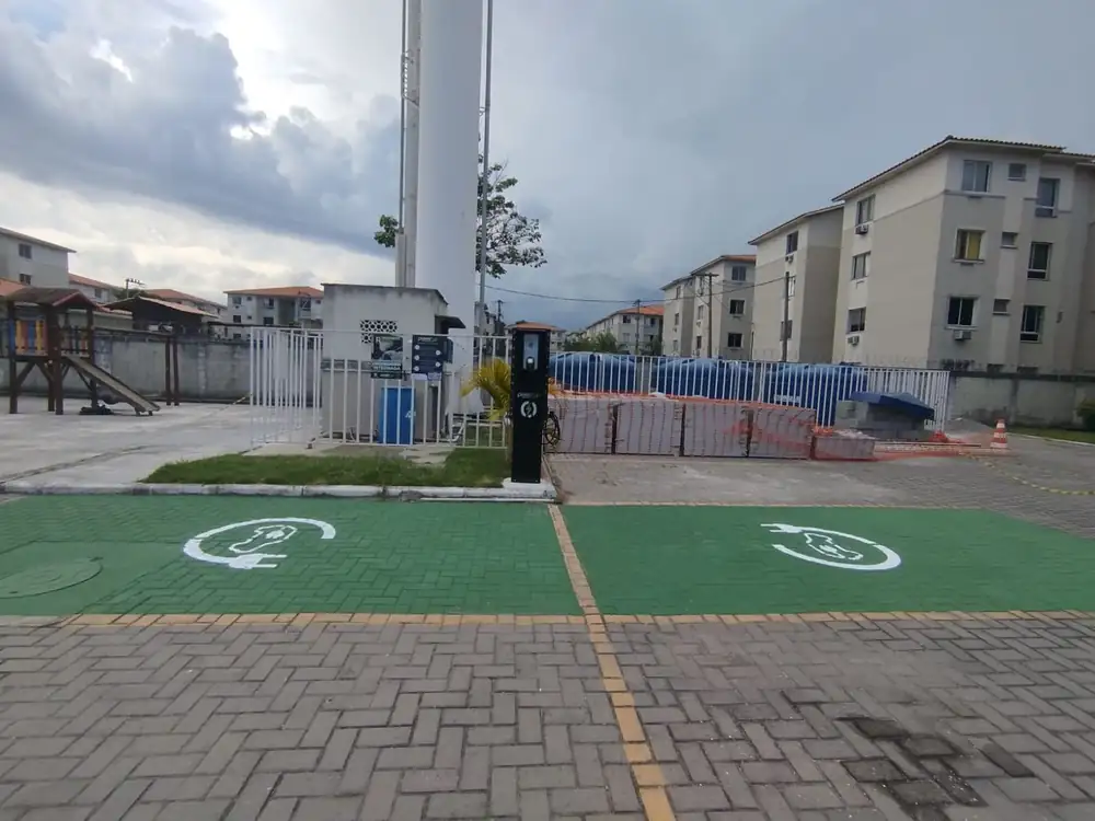 Estação de recarga elétrica PowerUp instalada em condomínio residencial