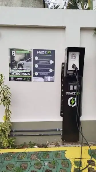 Estação de recarga elétrica PowerUp instalada em condomínio
