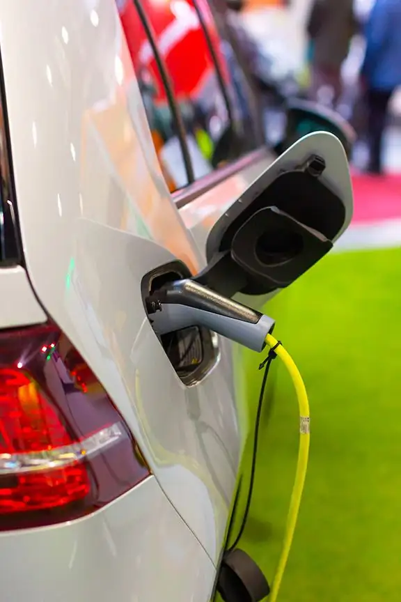 Conector de recarga elétrica plugado em veículo