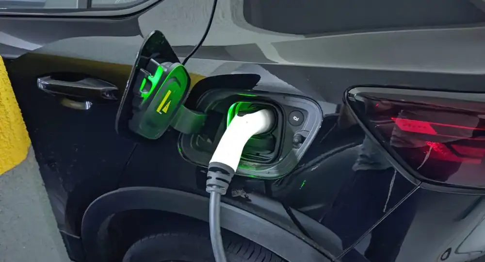 Carregador elétrico conectado a veículo, indicador verde de carregamento