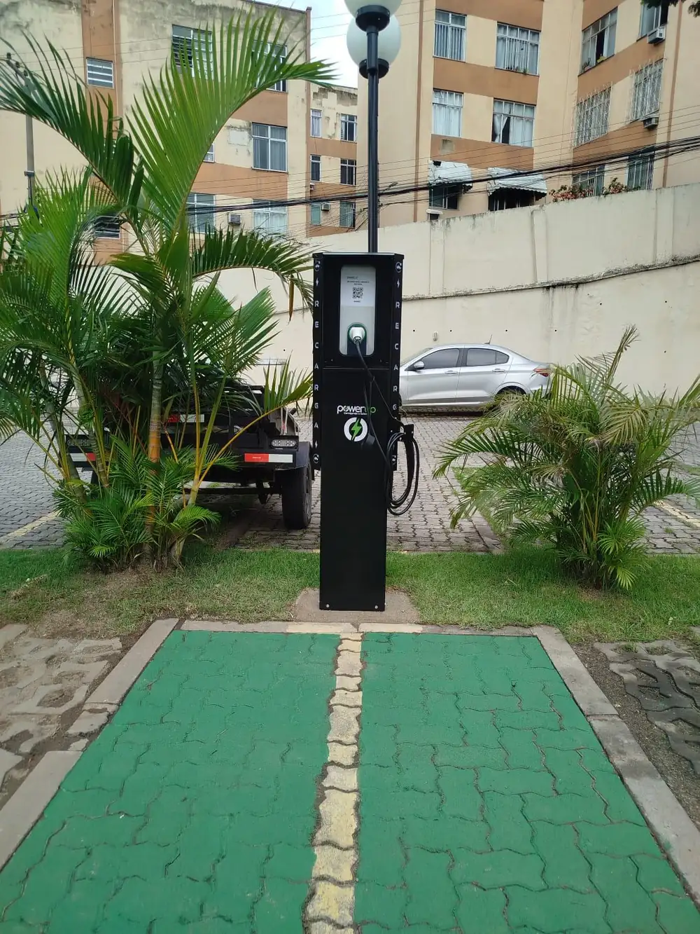 Poste de recarga elétrica PowerUp em vaga demarcada