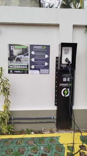 Estação de recarga elétrica PowerUp instalada em condomínio