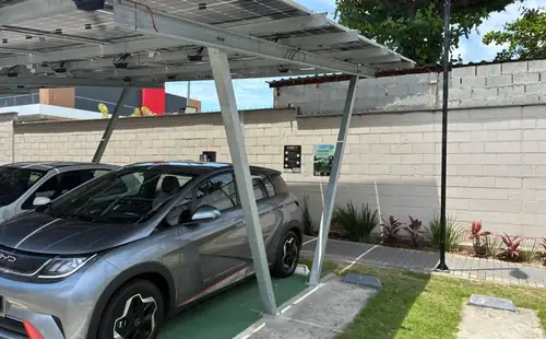 Carro elétrico BYD carregando sob cobertura solar PowerUp