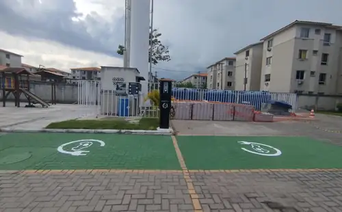 Estação de recarga elétrica PowerUp instalada em condomínio residencial