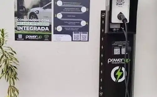 Estação de recarga elétrica PowerUp instalada em condomínio