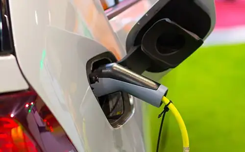Conector de recarga elétrica plugado em veículo
