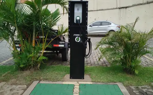 Poste de recarga elétrica PowerUp em vaga demarcada