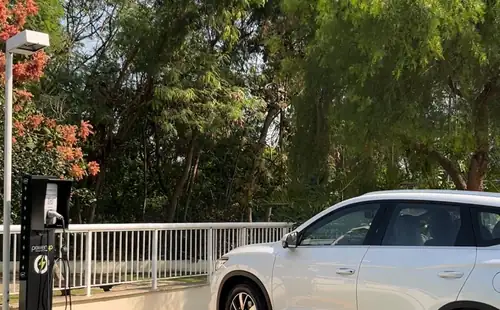 Carro elétrico carregando em vaga de condomínio